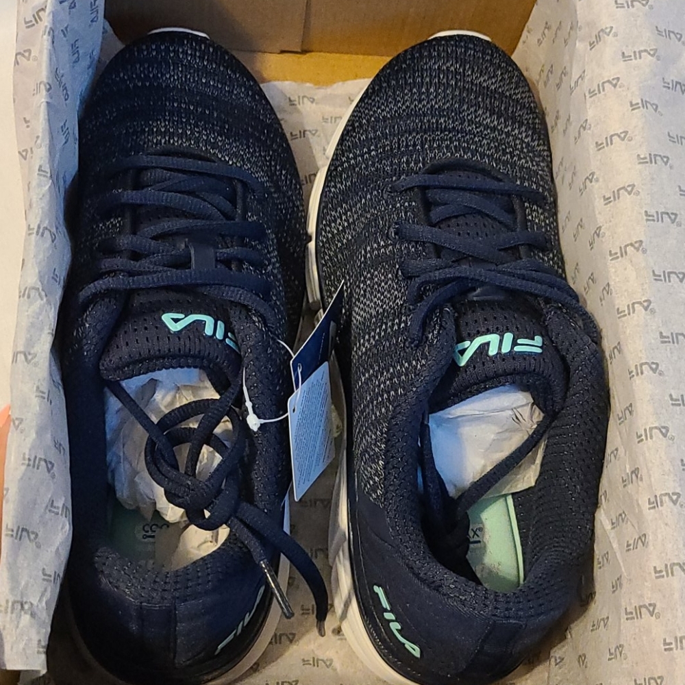 Size 7 women's navy blue fila running shoes